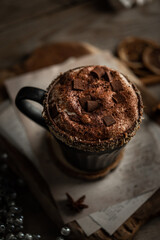 tasse de chocolat chaud boisson gourmande et meringues sur table ambiance Noël
