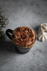tasse de chocolat chaud boisson gourmande et meringues sur table ambiance Noël