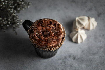 tasse de chocolat chaud boisson gourmande et meringues sur table ambiance Noël