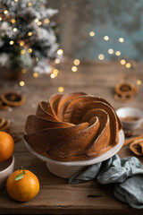 gâteau bundt cake fait maison à la courge sur table ambiance de Noël table en bois