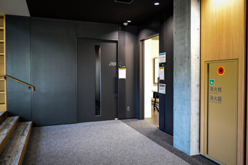 夙川・大手前大学の新校舎と校庭の植物