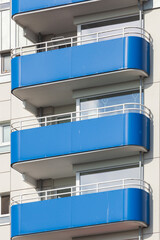 Monotones Wohngebäude, Hochhaus, Blaue Balkone, Wilhelmshaven, Niedersachsen, Deutschland, Europa