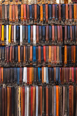 Ledergürtel in verschiedenen Farben auf einem Markt in Italien.