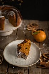 gâteau bundt cake fait maison à la courge sur table ambiance de Noël table en bois