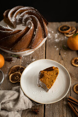 gâteau bundt cake fait maison à la courge sur table ambiance de Noël table en bois