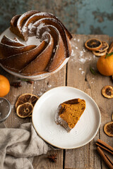 gâteau bundt cake fait maison à la courge sur table ambiance de Noël table en bois