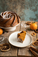 gâteau bundt cake fait maison à la courge sur table ambiance de Noël table en bois