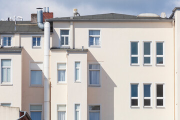 Weisses Wohngebäude, Hinterhof, Altbau, Wilhelmshaven, Niedersachsen, Deutschland, Europa