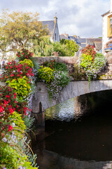 Flussbrücke mit üppigem Pflanzenschmuck