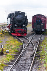 Dampflokomotive und Eisenbahnschienen mit Weichenstellanlage