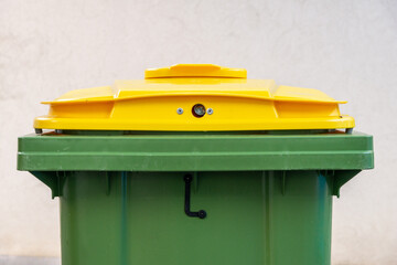 détail conteneur jaune de collecte des déchets recyclables, emballages... 