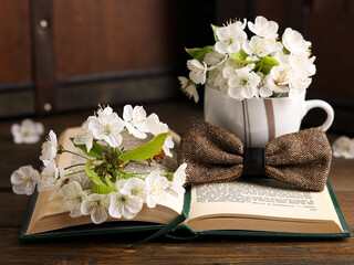 Tazza da tè, libro e profumo di primavera, fiori di ciliegio