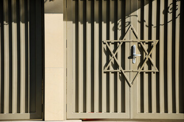 Synagogue Don Isaac Abravanel (Synagogue de la Roquette) in 11th arrondissement of Paris, France.  Gate closeup. - obrazy, fototapety, plakaty