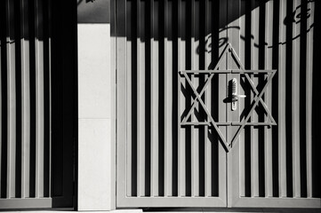 Synagogue Don Isaac Abravanel (Synagogue de la Roquette) in 11th arrondissement of Paris, France.  Gate closeup. Black white historic photo. - obrazy, fototapety, plakaty
