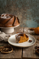 gâteau bundt cake fait maison à la courge sur table ambiance de Noël table en bois