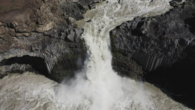 Aldeyjarfoss Cascada de aguas bravas sobre columnas de basalto en el norte de Islandia desde punto de vista a&eacute;reo.