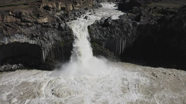 Aldeyjarfoss Cascada de aguas bravas sobre columnas de basalto en el norte de Islandia desde punto de vista a&eacute;reo.