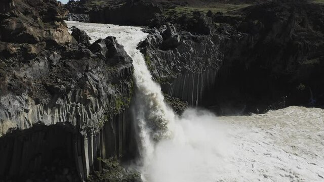 Aldeyjarfoss Cascada de aguas bravas sobre columnas de basalto en el norte de Islandia desde punto de vista a&eacute;reo.