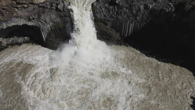 Aldeyjarfoss Cascada de aguas bravas sobre columnas de basalto en el norte de Islandia desde punto de vista a&eacute;reo.
