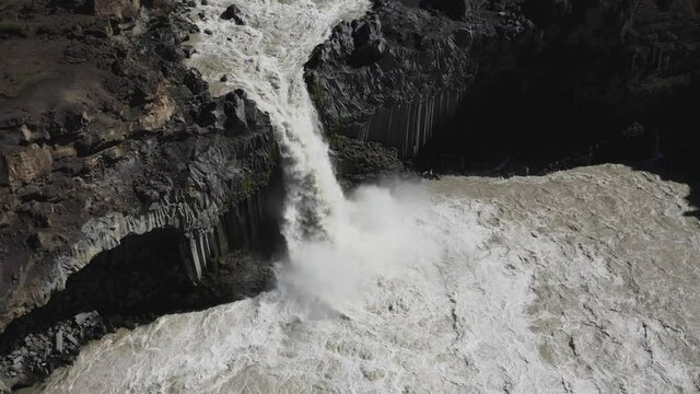 Aldeyjarfoss Cascada de aguas bravas sobre columnas de basalto en el norte de Islandia desde punto de vista a&eacute;reo.