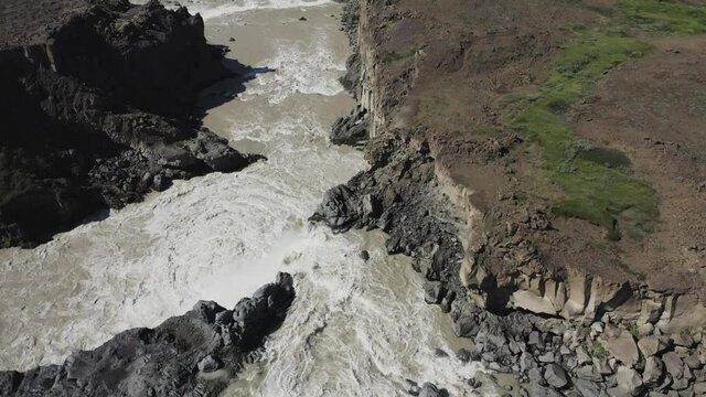 Aldeyjarfoss Cascada de aguas bravas sobre columnas de basalto en el norte de Islandia desde punto de vista a&eacute;reo.