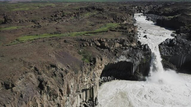 Aldeyjarfoss Cascada de aguas bravas sobre columnas de basalto en el norte de Islandia desde punto de vista a&eacute;reo.