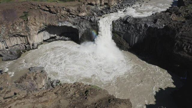 Aldeyjarfoss Cascada de aguas bravas sobre columnas de basalto en el norte de Islandia desde punto de vista a&eacute;reo.