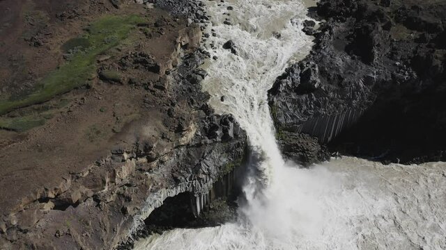 Aldeyjarfoss Cascada de aguas bravas sobre columnas de basalto en el norte de Islandia desde punto de vista a&eacute;reo.