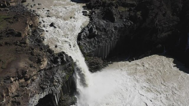 Aldeyjarfoss Cascada de aguas bravas sobre columnas de basalto en el norte de Islandia desde punto de vista a&eacute;reo.