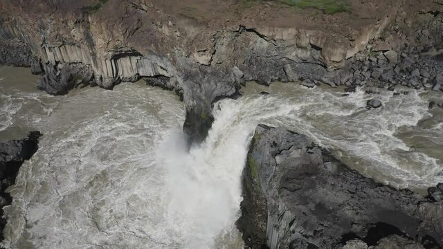 Aldeyjarfoss Cascada de aguas bravas sobre columnas de basalto en el norte de Islandia desde punto de vista a&eacute;reo.