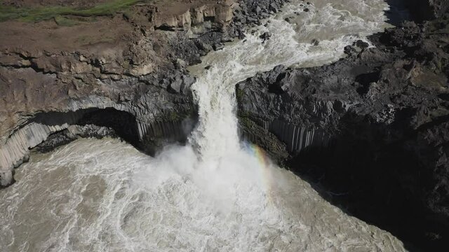 Aldeyjarfoss Cascada de aguas bravas sobre columnas de basalto en el norte de Islandia desde punto de vista a&eacute;reo.