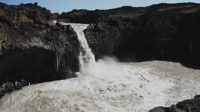 Aldeyjarfoss Cascada de aguas bravas sobre columnas de basalto en el norte de Islandia desde punto de vista a&eacute;reo.