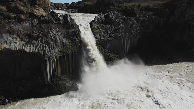 Aldeyjarfoss Cascada de aguas bravas sobre columnas de basalto en el norte de Islandia desde punto de vista a&eacute;reo.