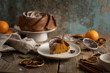 gâteau bundt cake fait maison à la courge sur table ambiance de Noël table en bois