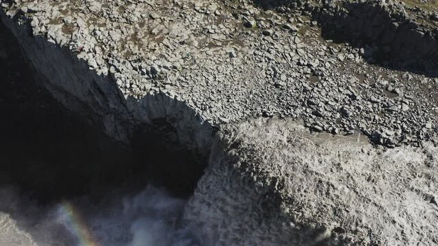 Csacada islandesa m&aacute;s caudalosa llamada Detifoss, al norte de la isla desde punto de vista a&eacute;reo en 4k.