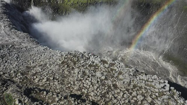 Csacada islandesa m&aacute;s caudalosa llamada Detifoss, al norte de la isla desde punto de vista a&eacute;reo en 4k.