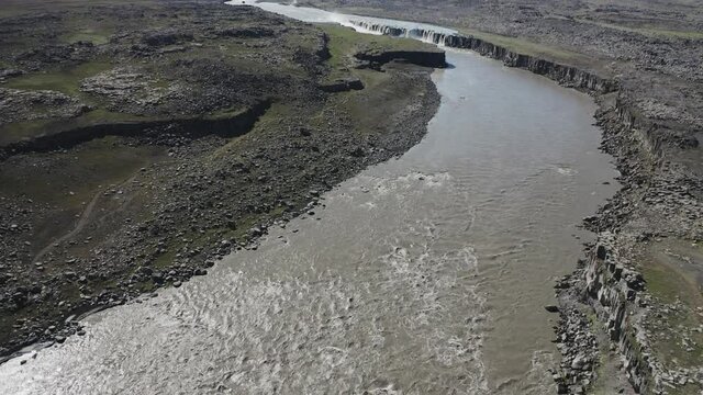 Csacada islandesa m&aacute;s caudalosa llamada Detifoss, al norte de la isla desde punto de vista a&eacute;reo en 4k.