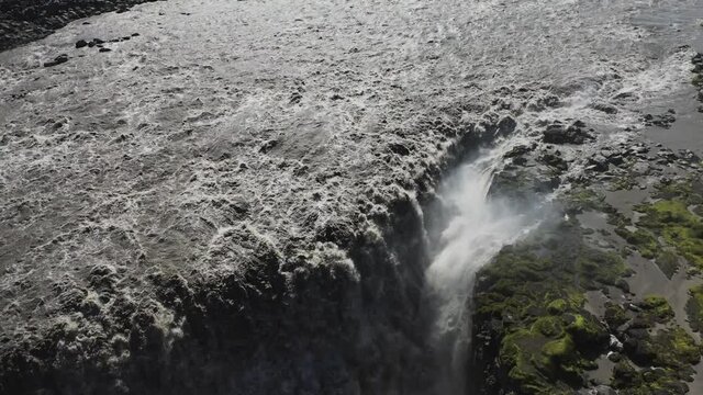 Csacada islandesa m&aacute;s caudalosa llamada Detifoss, al norte de la isla desde punto de vista a&eacute;reo en 4k.