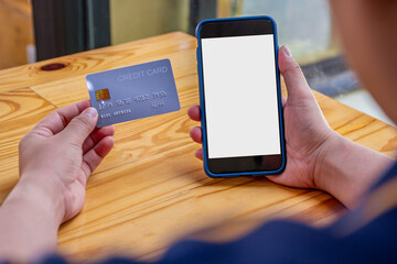 Women holding a gray credit card to shop online, credit cards can accumulate points to use points for online shopping, credit cards to use installments.