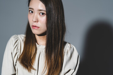 クールな女性ポートレート