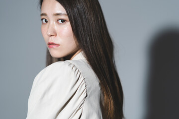 クールな女性ポートレート