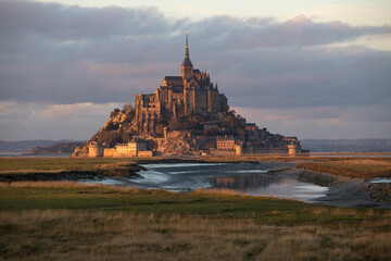 Fototapeta na wymiar Vue sur la baie du mont saint michel au coucher du soleil, Tourisme en France et en Normandie.