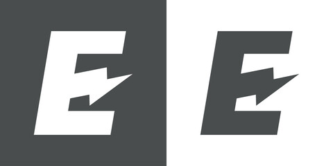 Símbolo energía eléctrica. Logotipo con letra inicial E con forma de relampago en fondo gris y fondo blanco