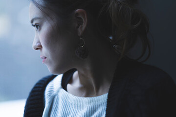 部屋で佇むクールな女性