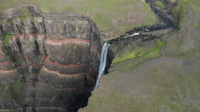 Hengifoss cascada islandesa. Situada al este de la isla sobre un sandwitch de terru&ntilde;os rojos a vista de drone.