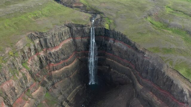 Hengifoss cascada islandesa. Situada al este de la isla sobre un sandwitch de terru&ntilde;os rojos a vista de drone.