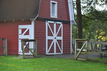 old red barn © Lina