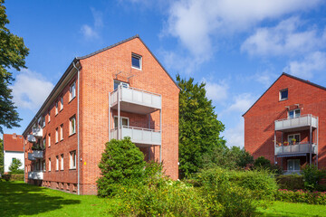Fototapeta na wymiar Wohngebäude aus Backstein, Wilhelmshaven, Niedersachsen, Deutschland, Europa