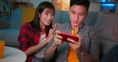 couple play games on mobile