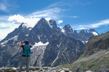 Un randonneur dans le parc des Ecrins vers le glacier blanc